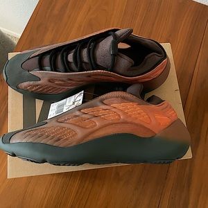 *SOLD* NWT - Yeezy 700 V3 - Copper Fade